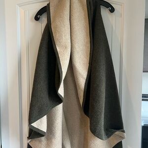 Reversible Dark Green and Cream Shawl